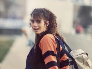 Karina Calmet Instagram - Recordando los tiempos del Atletismo, los pelos ondulados y las cejas sin depilar! las ilusiones intactas y todo un camino por delante… ahí tenía 15 años!!!
Obviamente es la foto de la foto y sin editar 🥹
Se las comparto con mucho cariño ♥️ y agradecimiento por tanto amor 🫶🏻