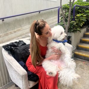 Karina Calmet Instagram - Amo los animalitos 🤍… ella es Pipoca 😍! Una de las mascotitas más queridas de la tele, la encontré por los pasillos de @latina.pe mientras ella esperaba atentamente a su papá en @arribamigente.oficial .
Cada vez que veo un animalito hago lo posible por tomarle una foto! Ellos son hermosos, nobles y confían en nosotros 🥰