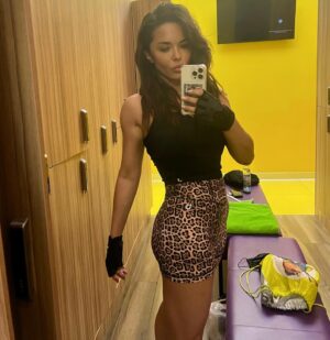 Karina Zvereva Instagram - «Хочешь рассмешить Бога-расскажи ему о своих планах». С каким отчаянным рвением я, замотивированная новым проектом,кинулась в тренировочный процесс,думала «Ну я ж почти профи качок и куча времени впереди» ,что пренебрегла разминкой ,типа я же на опыте,5 минут на дорожке и хватит🤜🏼 и тут мне прилетело . Организм сказал «Не фига» .Теперь отдохни и подумай. В итоге я выпала на неделю. Случилось защемление причем у основания трапеции,а лечили шею. Именно там оказалось воспаление. Крепатура мышц и т.п. Травмы профессиональных спортсменов (хоть это было приятно) Хорошо,вчера сходила к моему волшебному мануальному доктору. Мой позвоночник ,взорвавшийся в его руках 4 раза,встав на место прошептал «Благодарю» .Сегодня уже поглядываю в сторону @xfitofficial ,но с чувством с толком аккуратненько 😆😆😆 Без фанатизьма. Хотя…кого я обманываю 🫣