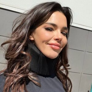 Karina Zvereva Instagram - «Хочешь рассмешить Бога-расскажи ему о своих планах». С каким отчаянным рвением я, замотивированная новым проектом,кинулась в тренировочный процесс,думала «Ну я ж почти профи качок и куча времени впереди» ,что пренебрегла разминкой ,типа я же на опыте,5 минут на дорожке и хватит🤜🏼 и тут мне прилетело . Организм сказал «Не фига» .Теперь отдохни и подумай. В итоге я выпала на неделю. Случилось защемление причем у основания трапеции,а лечили шею. Именно там оказалось воспаление. Крепатура мышц и т.п. Травмы профессиональных спортсменов (хоть это было приятно) Хорошо,вчера сходила к моему волшебному мануальному доктору. Мой позвоночник ,взорвавшийся в его руках 4 раза,встав на место прошептал «Благодарю» .Сегодня уже поглядываю в сторону @xfitofficial ,но с чувством с толком аккуратненько 😆😆😆 Без фанатизьма. Хотя…кого я обманываю 🫣