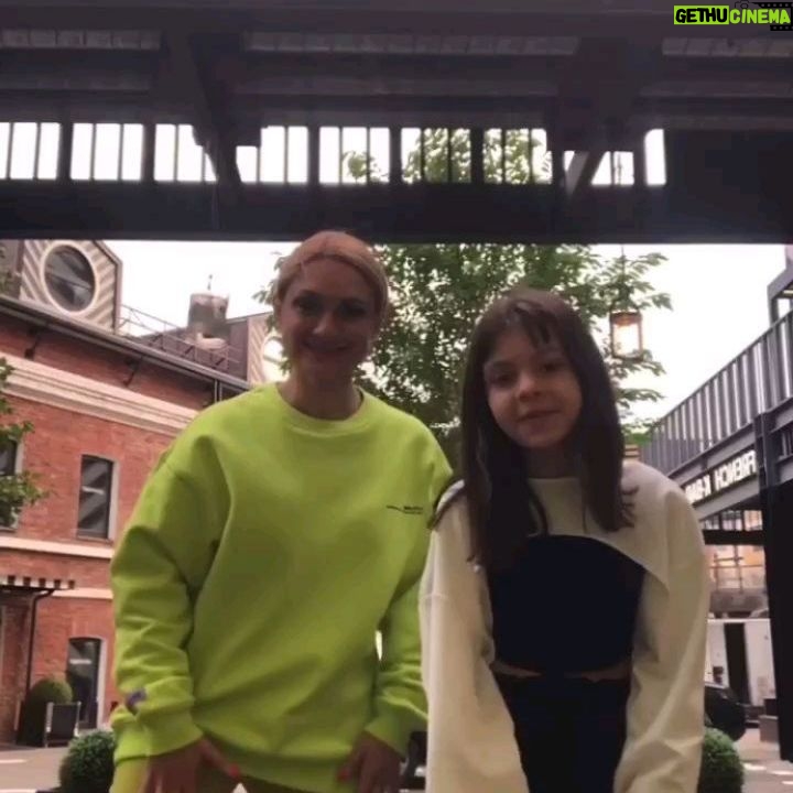 Karina Mishulina Instagram - ✔ Обожаю быть с детьми на одной волне!💃 ⠀ Какой ролик вам больше понравился? ⠀ 1? 2? ⠀ Всем хорошего настроения! ❤