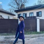 Karina Mishulina Instagram - ✔ Давай в полноги!😉 ⠀ Именно так говорят друг другу актеры, когда хотят быстро пройти по тексту или мизансценам перед спектаклем. ⠀ Иногда так просит сделать режисер, когда нужно проверить технические моменты. ⠀ Вполноги - значит не затрачиваясь. Но, как правило, актеры начинают вполноги, а заканчивают в полную силу! ⠀ Мы летели на гастроли. Давно не играли спектакль, надо было проверить текст. Нас актеров посадили рядом, чтобы во время полета, мы смогли тихонько порепетировать. ⠀ Взлетели. - Ну что пройдем по тексту? - Спросил мой коллега. И мы начали. Я сама не заметила, как из шепота мы перешли на громкий шепот, а потом и вовсе стали говорить во весь голос. Спустя полчаса мы уже практически играли спектакль, с полным внутренним подключением. ⠀ Когда, в какой-то момент, я повернула голову, то увидела полный салон, завороженно смотрящих в нашу сторону людей. А когда мы закончили, они зааплодировали. Кто-то сказал, что это было лучше радио театра!😂 ⠀ Так же и на сцене, любая техническая репетиция, как правило переходит в полноценную. Крайне редко, мы что-то делаем вполноги! Такие уж мы актеры энергичные и ответственные люди! ⠀ А вы разрешаете себе делать что-то вполноги?