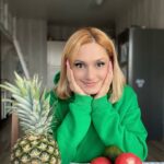 Karina Mishulina Instagram - ✔ Я с детства не люблю фрукты!🍎 ⠀ Крайне редко могу их съесть. Даже от новогодних мандаринов, меня привлекает только их запах! ⠀ Люблю черешню и арбузы, но это ягоды! ⠀ А вот овощи- моя страсть! Обожаю их в любом виде! ⠀ Если я собираюсь посмотреть какой-нибудь сериал, вприкуску с чем-то вкусненьким, то нарезаю себе болгарский перец, помидоры черри, огурчик и кладу оливки! ⠀ А уж настоящие узбекские или азербайджанские помидоры, в сезон, да с солью, просто могу есть бесконечно! ⠀ А что любите вы, фрукты🍎 или овощи🍅? ⠀ Какой самый любимый?