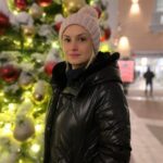 Karina Mishulina Instagram - ✔ Когда я была маленькая, у нас в семье было несколько новогодних традиций. ⠀ Мы всегда наряжали ёлку 25 декабря. Как-то не было принято украшать дом заранее. Мы никогда не покупали живую, всегда была искусственная. Так нравилось моим родителям и стало нравиться мне. ⠀ Второй традицией было находить подарки под ёлочкой 31 декабря утром. Я так ждала этого момента каждый год. Старалась проснуться до подъема родителей, бежала в гостиную и всегда восторженно удивлялась, что они уже лежат под ёлкой. Ведь до этого я постоянно делала тайный рейд по шкафам😂, в надежде уличить родителей, что это они покупают мне подарки, а не Дед Мороз! Но из года в год, я была обречена на провал, не находя ничего заранее, поэтому продолжала верить в чудеса! ⠀ Почему 31? Родители уходили встречать праздник в Дом Актера или в Дом Кино, а меня отвозили к родственникам. Папа считал, что Новый год надо встречать с песнями, танцами, в больших и веселых компаниях. ⠀ Когда мне исполнилось 12, меня стали брать с собой. И я до сих пор помню эти невероятно веселые вечера! Собирались артисты и творческие деятели. Ведущим был великий Борис Брунов. Были смешные капустники, разыгрывались сценки, пели песни, а потом были танцы до упаду! ⠀ В те моменты, между людьми стирались звания, премии, награды, уровень известности и важности! Все на эту ночь становились единым целым, превращались в беззаботных, хулиганистых, бесшабашных детей! ⠀ Прошли годы, сейчас стало модным готовиться к Новому году заранее. Уже в ноябре украшают город, наряжают ёлки. И мне кажется, из-за этого притупляется дух волшебства и ожидания чуда. Когда месяц видишь наряженные ёлки, то уходит трепет и детский восторг. Но это лишь мое мнение. ⠀ А мы, в нашей семье, все так же храним традиции. Ставим ёлку 25 и находим под ней подарки 31 с утра! Правда в Деда Мороза мои дети уже не верят... ⠀ А вы как считаете, нужно заранее готовиться к Новому году? ⠀ Вам нравится, что город украшают уже в ноябре? ⠀ И вы уже нарядили свою ёлочку?🎄
