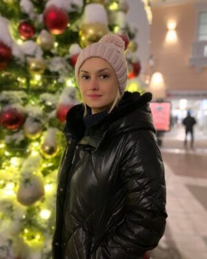 Karina Mishulina Instagram - ✔ Когда я была маленькая, у нас в семье было несколько новогодних традиций.
⠀
Мы всегда наряжали ёлку 25 декабря.
Как-то не было принято украшать дом заранее.
Мы никогда не покупали живую, всегда была искусственная.
Так нравилось моим родителям и стало нравиться мне.
⠀
Второй традицией было находить подарки под ёлочкой 31 декабря утром.
Я так ждала этого момента каждый год. Старалась проснуться до подъема родителей, бежала в гостиную и всегда восторженно удивлялась, что они уже лежат под ёлкой.
Ведь до этого я постоянно делала тайный рейд по шкафам😂, в надежде уличить родителей, что это они покупают мне подарки, а не Дед Мороз! Но из года в год, я была обречена на провал, не находя ничего заранее, поэтому продолжала верить в чудеса!
⠀
Почему 31? Родители уходили встречать праздник в Дом Актера или в Дом Кино, а меня отвозили к родственникам.
Папа считал, что Новый год надо встречать с песнями, танцами, в больших и веселых компаниях.
⠀
Когда мне исполнилось 12, меня стали брать с собой. И я до сих пор помню эти невероятно веселые вечера! Собирались артисты и творческие деятели. Ведущим был великий Борис Брунов.
Были смешные капустники, разыгрывались сценки, пели песни, а потом были танцы до упаду!
⠀
В те моменты, между людьми стирались звания, премии, награды, уровень известности и важности! Все на эту ночь становились единым целым, превращались в беззаботных, хулиганистых, бесшабашных детей!
⠀
Прошли годы, сейчас стало модным готовиться к Новому году заранее. Уже в ноябре украшают город, наряжают ёлки. И мне кажется, из-за этого притупляется дух волшебства и ожидания чуда.
Когда месяц видишь наряженные ёлки, то уходит трепет и детский восторг. Но это лишь мое мнение.
⠀
А мы, в нашей семье, все так же храним традиции.
Ставим ёлку 25 и находим под ней подарки 31 с утра! Правда в Деда Мороза мои дети уже не верят...
⠀
А вы как считаете, нужно заранее готовиться к Новому году?
⠀
Вам нравится, что город украшают уже в ноябре?
⠀
И  вы уже нарядили свою ёлочку?🎄
