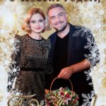 Karina Mishulina Instagram - ✔ Считанные часы остались до наступления Нового года!🎄 И мы с @icoroboff спешим поздравить вас, мои дорогие!🤗❤ ⠀ Не буду подводить итогов 2021, просто поблагодарю его за всё! ⠀ Он был непростой, но очень интересный! Я встретила много прекрасных людей, играла спектакли, снималась, познавала новое и работала над собой! ⠀ А теперь вперед, в 2022! ⠀ Желаю всем, чтобы в Новом году, все были здоровы и счастливы! Любили и были любимыми! Чтобы каждый день приносил радость! Пусть всё у всех будет хорошо! ⠀ С Новым годом, мои хорошие!!!🎉🎉🎉🎄🎄🎄❤❤❤