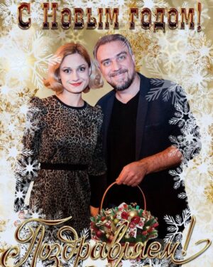 Karina Mishulina Instagram - ✔ Считанные часы остались до наступления Нового года!🎄
И мы с @icoroboff  спешим  поздравить  вас, мои дорогие!🤗❤
⠀
Не буду подводить итогов 2021, просто поблагодарю его за всё!
⠀
Он был непростой, но очень интересный!
Я встретила много прекрасных людей, играла спектакли,  снималась, познавала новое и работала над собой!
⠀
А теперь вперед, в 2022!
⠀
Желаю всем, чтобы в Новом году, все были здоровы и счастливы! Любили и были любимыми! Чтобы каждый день приносил радость! Пусть всё у всех будет хорошо!
⠀
С Новым годом, мои хорошие!!!🎉🎉🎉🎄🎄🎄❤❤❤
