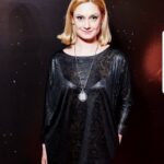 Karina Mishulina Instagram - ✔ Предупреждение! ⠀ Так называется новый фильм, на премьерном показе которого, я с радостью побывала! ⠀ Огромное спасибо за приглашение @studiomao и @mert_pr_agency! ⠀ Фильм выходит 22 октября, на платформе #окко! ⠀ Очень советую всем посмотреть! Это сильно, интересно, мощно и злободневно! Заставляет задуматься о будущем! Спасибо всем создателям, за эмоции и качественное кино! ⠀ А еще, хочеться поделиться мнением от знакомства с оскароносным продюсером Стивеном Мао. ⠀ Я под таким впечатлением! Этого человека знают и уважают в Голливуде и во всем мире. Он талантлив и успешен, а при этом такой открытый и доброжелательный! Лично встречал гостей, с радостью фотографировался, благодарил за посещение премьеры, а перед показом, на сцене, сказал что в зале только его друзья! И это было искренно! ⠀ И знаете, не хочу никого обидеть, но я не представляю на его месте, большинство наших товарищей. Почему то они всегда выглядят небожителями. Редко спускаются к «народу». Создают ощущение важности и пафоса. ⠀ А мне кажется, чем проще, тем лучше и больше людей к тебе потянуться! И ни сколько это не уменьшит заслуг и достоинств, а наоборот прибавит! ⠀ Почему иностранцы, даже именитые, проще, открытее и доброжелательнее? ⠀ Дело в менталитете, как думаете?