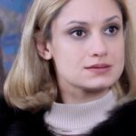 Karina Mishulina Instagram - ⠀ Здорово, если после расставания, бывшие муж и жена, остаются в нормальных здоровых отношениях, особенно, когда общий ребенок. ⠀ Но, к сожалению, часто именно ребенок становится объектом манипуляции взрослых. По моему мнению, это ужасно! Ужасно, когда прикрываясь ребенком, люди делят имущество, деньги, устраивают войну, ломая психику ребенка! ⠀ А еще поражает, когда люди расходятся по обоюдному согласию, а спустя время, когда кто-то из них начинает новые отношения, снова объявляются. И начинают лезть в новую семью бывшего. Увы, часто этим грешат женщины. Именно об этом мы и сняли наше новое видео. ⠀ Казалось бы, что не хватает? Мужчина обеспечивает ребенка, оставил квартиру, дал бывшей работу, помогает по мере возможности. Но бывшая все равно не дает спокойно жить. «Не хочу быть вольною царицей, хочу быть владычицей морскою!» ⠀ И как быть новой избраннице? Она сходилась со свободным мужчиной, а по факту теперь в ее жизни, в их доме, постоянно фигурирует бывшая. И слово не скажи, т.к. тут же бывшая клянется не давать ребенка! ⠀ Мне кажется, в такой ситуации, точку может поставить только мужчина, сделав выбор. И либо не заводить новые отношения, терпя выходки бывшей, либо красиво поставить на место бывшую. Но частенько мужчины делают вид, что глухи и слепы, пытаясь угодить всем, еще более запутывая этот клубок. ⠀ В итоге, взрослые играют в свои эгоистичные игры, а снова страдает ребенок... ⠀ А вы как считаете, какой выход из подобных ситуаций?⬇️ ⠀ Кто прав?⬇️ ⠀ И было ли у вас что-то подобное?⬇️⬇️⬇️ ⠀ #instagood #актрисы #пробы #самопробы #кастинг #кино #сериал #инставидео #бывшие #жизнь #психология #образ #натальябичан #каринамишулина