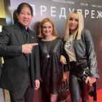 Karina Mishulina Instagram - ✔ Предупреждение! ⠀ Так называется новый фильм, на премьерном показе которого, я с радостью побывала! ⠀ Огромное спасибо за приглашение @studiomao и @mert_pr_agency! ⠀ Фильм выходит 22 октября, на платформе #окко! ⠀ Очень советую всем посмотреть! Это сильно, интересно, мощно и злободневно! Заставляет задуматься о будущем! Спасибо всем создателям, за эмоции и качественное кино! ⠀ А еще, хочеться поделиться мнением от знакомства с оскароносным продюсером Стивеном Мао. ⠀ Я под таким впечатлением! Этого человека знают и уважают в Голливуде и во всем мире. Он талантлив и успешен, а при этом такой открытый и доброжелательный! Лично встречал гостей, с радостью фотографировался, благодарил за посещение премьеры, а перед показом, на сцене, сказал что в зале только его друзья! И это было искренно! ⠀ И знаете, не хочу никого обидеть, но я не представляю на его месте, большинство наших товарищей. Почему то они всегда выглядят небожителями. Редко спускаются к «народу». Создают ощущение важности и пафоса. ⠀ А мне кажется, чем проще, тем лучше и больше людей к тебе потянуться! И ни сколько это не уменьшит заслуг и достоинств, а наоборот прибавит! ⠀ Почему иностранцы, даже именитые, проще, открытее и доброжелательнее? ⠀ Дело в менталитете, как думаете?
