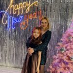Karina Mishulina Instagram - ✔ Наступило католическое Рождество!🎄 ⠀ А значит, есть лишний повод пожелать вам, мои дорогие, добра, здоровья, радости, благополучия и всего самого светлого! ⠀ Как же хочется, чтобы в этом мире было, как можно больше, счастливых людей! ⠀ Потому что, когда человек счастлив сам, ему хочется творить добро и делать счастливыми всех вокруг! Поэтому мы всей нашей семьей, желаем вам счастья! ⠀ С Рождеством всех, кто отмечает этот светлый день! ⠀ И хороших выходных!❤❤❤ ⠀ Уже начали готовиться к Новому году?