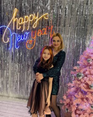 Karina Mishulina Instagram - ✔ Наступило католическое Рождество!🎄
⠀
А значит, есть лишний повод  пожелать вам, мои дорогие, добра, здоровья, радости, благополучия и всего самого светлого!
⠀
Как же хочется, чтобы в этом мире было, как можно больше, счастливых людей!
⠀
Потому что, когда человек счастлив сам, ему хочется творить добро и делать счастливыми всех вокруг!
Поэтому мы всей нашей семьей, желаем вам счастья!
⠀
С Рождеством всех, кто отмечает этот светлый день!
⠀
И хороших выходных!❤❤❤
⠀
Уже начали готовиться к Новому году?