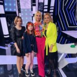 Karina Mishulina Instagram - ✔ Вчера прошел эфир «Секрета на миллион», с моим участием. ⠀ Во-первых, хочу поблагодарить огромное количество людей, которые написали теплые и добрые слова, в личку, в паблик, в чаты! Читая вас, радуешься, что думающих, чутких и прекрасных людей больше! Спасибо вам!🙏 ⠀ Спасибо создателям передачи! Конечно, много важных вещей вырезали, смонтировали тоже не так, как можно было бы, некоторые ситуации осветили не так, как было. Ну что ж, роптать не буду, шоу есть шоу. Знала на что шла. Спасибо в любом случае! ⠀ А теперь о тех, кто пишет гадости. Я долго думала раньше, не могла понять, какое дело чужим людям до нас, до темы «сын-не сын». Неужели вот так запросто можно травить незнакомых людей, полностью не зная ситуации? ⠀ И тут меня осенило! Им плевать на «сына», им важно сделать больно нам с мамой! Они не могут простить, что у меня был прекрасный отец, что у нас была счастливая семья, что у меня есть позиция и я знаю, что такое любовь и честь! Им хочется указать нам с мамой, на «наше место». ⠀ Не получится, мои хорошие! За 4 года нас не сломали, а сейчас тем более и уж не им нас ломать! ⠀ Если они не способны думать, анализировать, видеть очевидное, то мне их жаль! ⠀ Я могу не нравиться, это нормально, но это не дает повод изрыгать злобу. Только они себя разрушают этим! Утопая в необоснованной ненависти к чужому человеку, который им ничего плохого не сделал, они в свою жизнь притягивают негатив! ⠀ Это не про нас, а про их боли и ущербность! ⠀ Такая травля может случится с каждым! Только знайте, если вам говорят гадость, это не о вас, а о том, что болит у говорящего! ⠀ И еще, счастливый человек будет одаривать счастьем, а злой, будет делать больно другим! ⠀ Так пусть на свете будет как можно больше счастливых людей, тогда и добра станет больше! ⠀ Счастливый - протянет руку, даже тому, кто неправ. А несчастный - будет добивать камнями, просто так ему будет легче, так он сможет самоутвердиться! ⠀ P.S. Меня уже не трогает хейт! До меня он не долетает! ⠀ Я хочу, чтобы другие не боялись! Осознанный человек, переживет боль сам, а неосознанный будет делать больно другим! ⠀ Я желаю всем счастья, а хейтерам особенно!