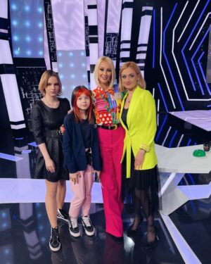 Karina Mishulina Instagram - ✔ Вчера прошел эфир «Секрета на миллион», с моим участием.
⠀
Во-первых, хочу поблагодарить огромное количество людей, которые написали теплые и добрые слова, в личку, в паблик, в чаты! Читая вас, радуешься, что думающих, чутких и прекрасных людей больше! Спасибо вам!🙏
⠀
Спасибо создателям передачи! Конечно, много важных вещей вырезали, смонтировали тоже не так, как можно было бы, некоторые ситуации осветили не так, как было. Ну что ж, роптать не буду, шоу есть шоу. Знала на что шла. Спасибо в любом случае!
⠀
А теперь о тех, кто пишет гадости.
Я долго думала раньше, не могла понять, какое дело чужим людям до нас, до темы «сын-не сын». Неужели вот так запросто можно травить незнакомых людей, полностью не зная ситуации?
⠀
И тут меня осенило! Им плевать на «сына», им важно сделать больно нам с мамой! Они не могут простить, что у меня был прекрасный отец, что у нас была счастливая семья, что у меня есть позиция и я знаю, что такое любовь и честь! Им хочется указать нам с мамой, на «наше место».
⠀
Не получится, мои хорошие!
За 4 года нас не сломали, а сейчас тем более и уж не им нас ломать!
⠀
Если они не способны думать, анализировать, видеть очевидное, то мне их жаль!
⠀
Я могу не нравиться, это нормально, но это не дает  повод изрыгать злобу.
Только они себя разрушают этим! Утопая в необоснованной ненависти к чужому человеку, который им ничего плохого не сделал, они в свою жизнь притягивают негатив!
⠀
Это не про нас, а про их боли и ущербность!
⠀
Такая травля может случится с каждым! Только знайте, если вам говорят гадость, это не о вас, а о том, что болит у говорящего!
⠀
И еще, счастливый человек будет одаривать счастьем, а злой, будет делать больно другим!
⠀
Так пусть на свете будет как можно больше счастливых людей, тогда и добра станет больше!
⠀
Счастливый - протянет руку, даже тому, кто неправ.
А несчастный - будет добивать камнями, просто так ему будет легче,  так он сможет самоутвердиться!
⠀
P.S. Меня  уже не трогает хейт! До меня он не долетает!
⠀
Я хочу, чтобы другие не боялись! Осознанный человек, переживет боль сам, а неосознанный будет делать больно другим!
⠀
Я желаю всем счастья, а хейтерам особенно!