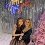Karina Mishulina Instagram - ✔ Наступило католическое Рождество!🎄 ⠀ А значит, есть лишний повод пожелать вам, мои дорогие, добра, здоровья, радости, благополучия и всего самого светлого! ⠀ Как же хочется, чтобы в этом мире было, как можно больше, счастливых людей! ⠀ Потому что, когда человек счастлив сам, ему хочется творить добро и делать счастливыми всех вокруг! Поэтому мы всей нашей семьей, желаем вам счастья! ⠀ С Рождеством всех, кто отмечает этот светлый день! ⠀ И хороших выходных!❤❤❤ ⠀ Уже начали готовиться к Новому году?