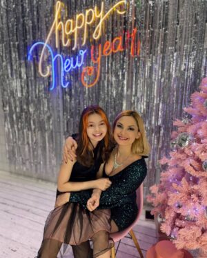 Karina Mishulina Instagram - ✔ Наступило католическое Рождество!🎄
⠀
А значит, есть лишний повод  пожелать вам, мои дорогие, добра, здоровья, радости, благополучия и всего самого светлого!
⠀
Как же хочется, чтобы в этом мире было, как можно больше, счастливых людей!
⠀
Потому что, когда человек счастлив сам, ему хочется творить добро и делать счастливыми всех вокруг!
Поэтому мы всей нашей семьей, желаем вам счастья!
⠀
С Рождеством всех, кто отмечает этот светлый день!
⠀
И хороших выходных!❤❤❤
⠀
Уже начали готовиться к Новому году?