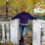 Karina Mishulina Instagram - ✔ Брать или не брать?🤔 ⠀ Меня часто спрашивают, почему я не взяла фамилию мужа? ⠀ А еще чаще задают вопрос или даже возмущаются😂, как так мои дети Мишулины?! ⠀ У меня на это есть, как в известной песне, несколько причин. ⠀ 1. Я актриса. А у актеров не принято менять фамилию. Есть исключения, конечно. Но даже если актриса в паспорте меняет фамилию, то на сцене и на экране остается под той, с которой начинала карьеру. ⠀ 2. Я обещала папе. Ему это было важно. Так же он попросил, чтобы Кристина носила его фамилию, чтобы род продолжался. И мы с радостью согласились! ⠀ 3. Очень много волокиты с заменой документов, а я это все не люблю! ⠀ 4. Мне нравится моя фамилия и никогда не было желания ее менять! ⠀ 5. Поля изначально была под другой фамилией. Потом ее отец сменил свою на псевдоним, официально, в паспорте. И Поле тоже пришлось менять данные. ⠀ Она подросла и сама захотела стать Мишулиной, как ее мама, сестра, бабушка и дедушка. Даже в школе отзывается только на эту фамилию. Пока официально она ее не сменила, но в 14 лет это сделает. ⠀ А вообще, я не понимаю возмущение некоторых людей на эту тему. Мне кажется, это предрассудки и каждый волен решать сам, как лучше и носить ту фамилию, с которой ему комфортно жить. ⠀ А вы как считаете, женщина обязательно должна брать фамилию мужа?