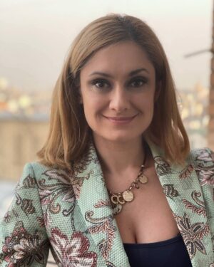 Karina Mishulina Instagram - ⠀
✔ Я  была долгожданным и поздним ребенком.
⠀
Мне повезло расти в любящей и творческой семье.🎬🎤
Гастроли, закулисный мир театра, киноплощадки, с детства стали для меня вторым домом!
И наверное, моя судьба была предопределена!☝️
⠀
Но самое ценное это то, что у меня был крепкий тыл и защита, в лице мамы и папы! Они стали моими друзьями и авторитетами!
Я обожала проводить время с ними, меня не тянуло во дворы и на улицы!
Гораздо интереснее было сидеть вечером за столом с родителями и болтать обо всем на свете!
Забираться к папе на колени и смотреть боевики по видику.
Ходить с ним в кафе «Буратино», на Старом Арбате и есть суп «Курочка-ряба».
⠀
А какое счастье было, когда папа приходил в сад Эрмитаж (там мы гуляли каждый день после детсада с  моими друзьями и нашими мамами), усаживал мам на лавочку, чтобы они могли наболтаться, связывал наши санки в цепочку и начиналась карусель!
Папа бежит впереди, держа за веревку вереницу из наших санок, мы громко смеемся и только кричим «Быстрее, еще быстрее!»
А потом идем в соседнее кафе и пьем горячий чай с самыми вкусными на свете миндальными пирожными, на бумажных тарелочках!
⠀
Каждый вечер папа читает мне сказки перед сном, а я смеюсь. Я не хочу спать. Хочу, чтобы папа побыл подольше рядом и думаю, чем дольше я буду баловаться, тем дольше он не уйдет. Ему же надо дочитать!
И он не уходил...
⠀
Если бы я рисовала картину про семью и детство, там было бы яркое солнце, радуга, лазурное небо и мы: мама, папа и я, идем им навстречу, крепко держась за руки!
⠀
А в какой семье вы росли?
