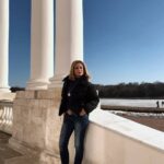 Karina Mishulina Instagram - ✔ Мое сердце сжалось от ужасного крика! ⠀ -Выйди, вон из класса!- грозно повторяла учительница. В тот день, единственной моей провинностью было то, что я пришла в школу в брюках! ⠀ Я простояла весь урок за дверью, искренне не понимая, за что?! ⠀ Моя школа была элитной и считалась одной из лучших в Москве. И всё там было круто, шикарные мраморные лестницы, люстры, как в Эрмитаже, мозаика и огромные холлы, вот только большинство учителей ненавидели детей! ⠀ В начальных классах, нас вообще, за малейшую провинность ставили лицом к стене, как перед расстрелом! ⠀ "Дебил, дурак, неуч, пешка"- слышалось из каждого кабинета! Я до сих пор помню эти леденящие душу крики учителей! ⠀ Спасибо родителям, они всегда были на моей стороне и в какой-то момент забрали меня из того элитного ада! ⠀ В каруселе видео. Увидев его, картина из детства вновь меня взбудоражила! ⠀ Девочка, лет 14-15, на вид скромно одетая, пришла с накрашенными ресницами, а может, нарисованными стрелками...О, ужас! Это же именно то, что "достойно публичной порки"! ⠀ Мое мнение, что педагог должен быть мудрым, выдержанным и любить детей! Если ученик сделал что -то неправильное, поговорить с ним тет-а-тет. Не понял ребенок, тогда вызвать родителей, а не устраивать унизительные, публичные "репрессии"! ⠀ Страшно, когда такие истерички работают с детьми! А еще пугает, что на некоторых порталах, многие защищают эту учительницу! ⠀ А потом мы удивляемся, что многие не знают, что такое чужие личностные границы, имеют кучу комплексов и закидывают камнями жертв! ⠀ Я, в данном случае, категорична! Таким людям не место среди детей!