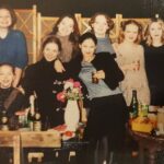 Karina Mishulina Instagram - ✔ Что может быть лучше студенческой поры? ⠀ В нашем театральном, царила удивительная атмосфера! Все друг друга знали, дружили, особенно сближал всех наш уютный щепкинский дворик, внутри института, в него доступ был только своим. ⠀ В театральном нет потоков, только курсы. На моем курсе училось 20 человек. Мы дружили, горели творчеством, иногда репетировали даже по ночам, прячась от вахтеров под матами, но и успевали веселиться, петь под гитару, деля между собой, последний пельмень в общаге! Я хоть и москвичка, но общага тогда была центром притяжения для всех! ⠀ Учеба была непростая, 6 дней в неделю, а иногда и в воскресение. ⠀ Начало в 9 утра, заканчивали порой в 11 вечера. Танец, фехтование, актерское мастерство, сценречь, сценбой и куча гуманитарных предметов. ⠀ А как мы готовились к экзаменам! Собирались у меня на даче, папа затаривал нас продуктами и мы занимались. Выучив предмет, собирались в круг и экзаменовали друг друга, кто неправильно отвечал, должен был отжаться раз 50 повторяя то, на что дал неправильный ответ. ⠀ А как весной манил дворик. Стоишь на танце, у станка, бросаешь гранд батман, а в окно видишь, как другие студенты сидят у памятника Щепкину, весело смеются, поют или что- то репетируют! И гранд батман, становился уже таким неважным! 😂 ⠀ Однажды, моего однокурсника, хотели отчислить за дисциплину. Наш мастер был очень строгий, но справедливый, никому не делал поблажек. А парень был очень талантливый... И вот сидим мы на сцене, в зале комиссия из педагогов, обсуждают отчисление и тут встает один наш смелый однокурсник, выходит вперед и в лицо комиссии говорит: - «Мы едины! Нас нельзя разделять! Мы как кулак! Ребята, где наш кулак?». И мы все, молча, утирая, слезы подошли к нему и наши руки соединились в единый кулак! Это был первый случай, в истории, когда мы отстояли парня! И его не отчислили. Дали шанс! ⠀ Сегодня день студента и я поздравляю всех, кто учится, и желаю счастливой учебы! ⠀ И конечно, всех Татьян, с вашим днем! Будьте здоровы и счастливы! ⠀ А вы любили учебу в институте?⬇️ ⠀ Что было интересного у вас, во время учебы?⬇️ ⠀ #деньстудента #татьяниндень #учеба #актриса #щепка #instagood #интересное #каринамишулина