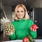 Karina Mishulina Instagram - ✔ Я с детства не люблю фрукты!🍎 ⠀ Крайне редко могу их съесть. Даже от новогодних мандаринов, меня привлекает только их запах! ⠀ Люблю черешню и арбузы, но это ягоды! ⠀ А вот овощи- моя страсть! Обожаю их в любом виде! ⠀ Если я собираюсь посмотреть какой-нибудь сериал, вприкуску с чем-то вкусненьким, то нарезаю себе болгарский перец, помидоры черри, огурчик и кладу оливки! ⠀ А уж настоящие узбекские или азербайджанские помидоры, в сезон, да с солью, просто могу есть бесконечно! ⠀ А что любите вы, фрукты🍎 или овощи🍅? ⠀ Какой самый любимый?