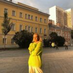 Karina Mishulina Instagram - ✔ Недавно услышала одну интересную историю, которой хочу поделиться с вами, ибо она очень показательная и важная. ⠀ Это притча или сказка, рассказ или вымысел, быль или небыль, не отвечу точно, но попробую процитировать. ⠀ И так: «Жила-была девочка, она росла в приюте и мечтала обрести семью. Другие дети смеялись над ней, так как она много фантазировала и жила, как будто, в своем прекрасном мире. Была добрая и позитивная. Их это раздражало. ⠀ Наступало Рождество. Все ждали подарки. И тут дети решили поиздеваться над девочкой, испытать, так сказать, ее на прочность. ⠀ Пока она спала, они раскрыли ее подарок, вынули его и подложили туда экскремент💩 лошадки. Завернули и вернули под елку. Радостные и предвкушающие собственную победу, легли спать. ⠀ Утром девочка проснулась, улыбаясь побежала искать под елкой подарок. Дети открывали свои коробки. - О! Это то о чем я мечтал! (ла)- кричали дети, но исподтишка поглядывали на девочку, хихикая и ожидая ее разочарованную реакцию. ⠀ Она снимает обертку. ⠀ - Ну же, быстрее! - Шепчут дети - сейчас ты получишь, блаженная! ⠀ Открывает коробку. Все замерли. И тут произошло то, чего не ожидал никто! ⠀ - А ко мне ночью лошадка приходила! Настоящая! - Радостно и восторженно прокричала девочка." ⠀ Ничто не может помешать нам мыслить позитивно, видеть во всем хорошее, радоваться и верить в лучшее! ⠀ Только мы ответственны за свою жизнь! Это не про вину, а про выбор! ⠀ Неся добро и любовь миру, мы получаем в ответ, во сто крат больше хорошего! ⠀ И пусть сегодня, это не то, что мы хотим, все равно надо благодарить Вселенную и сохранять позитивный настрой, тогда обязательно настанет день, когда все наши мечты, станут реальностью! ⠀ А вас легко вывести из равновесия?