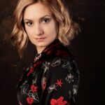 Karina Mishulina Instagram - ✔ Кому верить?🤷‍♀️ ⠀ Скажу сразу, я не антипрививочница! Я не верю в Тайный заговор, 5G и в другие небылицы! ⠀ Я знаю, что благодаря прививкам, мир, когда-то, победил черную оспу, полиомиелит и еще разные заболевания. ⠀ Но тут у меня дилемма🤔 ⠀ Я не делала прививку от короновируса. Моя мама привилась. Да! Потому что я за демократию, не только в стране, но и в нашем доме. Это был ее выбор. ⠀ После второй дозы вакцины, у нее случился гипертонический криз, с потерей сознания. Совпадение? Возможно... ⠀ В моем окружении, полярно разные мнения и не знаешь кого слушать. Кто-то рассказывает про неизученность вакцины, про последствия и побочки, а кто-то идет и спокойно прививается. ⠀ Вчера многие кипели от возмущения в связи с новым приказом. Теперь для тех, кто не сделал прививку, закрыт вход в рестораны. При этом в метро, толпы людей. На курортах, яблоку негде упасть. Где логика? ⠀ Наверное, было бы правильнее, уважая права граждан, подробно рассказать про состав прививки, про минусы и плюсы. И конечно, перед ее введением, проводить бесплатное, качественное обследование всего организма. Ведь всё индивидуально и кому-то, действительно, она может быть противопоказана. ⠀ С другой стороны, может и правда, лишь она спасет всех от этой заразы?🤷‍♀️ ⠀ Расскажите, вы делали прививку? Что думаете на эту тему?