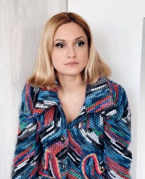 Karina Mishulina Instagram - ✔ Начались каникулы или карантин, а может даже локдаун.
⠀
Вчера на мероприятии, меня спросили в интервью, как я к этому отношусь. И я поймала себя на мысли, что человек привыкает ко всему. Надо так надо. Даже где- то мелькнула радость, что не нужно вставать в школу🙈.
⠀
Конечно есть тревога, что это продлится на неопределенный срок и отразится  на работе.
⠀
Мы с мужем не бюджетники, работаем на себя, да еще в такой сфере, которая страдает в такие моменты, наверное, наравне лишь с ресторанным бизнесом.
⠀
Но здоровье важнее! Дай Бог, чтобы это и  правда уменьшило  заболеваемость и остановило распростронение вируса!
⠀
А сейчас будет время, чтобы подольше поспать, посмотреть хорошие фильмы, почитать и побыть с семьей!
⠀
А вы рады каникулам или хотели бы работать?
⠀
И как думаете, продлят карантин или нет?