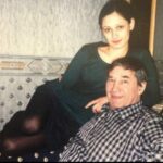 Karina Mishulina Instagram - ✔ 95 лет! ⠀ Сегодня у папы был бы юбилей. ⠀ Он никогда не справлял день рождения. Не любил. В этот день он либо работал, либо был дома. ⠀ Мама жарила его любимую картошечку с цыпленком-табака в чесночном соусе. Папа обожал в него макать мякиши хлеба, говорил, это напоминало детство. ⠀ Мы садились за стол, дарили ему клоунов, которых он с восторгом собирал и говорили, как сильно мы его любим. Он смущался и поднимал тост за нас с мамой. Не нравилось ему быть в центре внимания, зато наши с мамой дни рождения, всегда праздновал с размахом! И был счастлив! ⠀ В этом он весь, все для других, а себе ничего не надо. ⠀ Расскажу одну историю, хотя подобных было много, но эту, до сих пор не могу вспоминать без слез. ⠀ Папа шел домой из театра. Ранняя весна, холодно, сыро, у входа в метро лежал бомж. Папа не мог пройти мимо чужой беды и тут тоже остановился. ⠀ Спросил чем помочь, выяснилось, что от человека отказалась родня, вышвырнули его на улицу. ⠀ Папа протянул ему руку, привел домой, отмыл, устроил на работу, дворником, в наш дом. Человек получил комнатку, еду и заработок. И его жизнь наладилась! ⠀ Когда папы не стало, он пришел на похороны с огромным венком и сдерживая слезы, сказал, что единственный кто дал ему возможность жить дальше, это папа. ⠀ Такой он был, бескорыстно помогающий людям, добрый и любящий, честный и настоящий! ⠀ Как бы я хотела, хоть на миг, прижаться к тебе и обнять! Уже не обниму... ⠀ Спасибо родной за все! Ты самый лучший папа на свете! ⠀ А мы, твои девчонки, все так же сильно любим тебя, скучаем, «звоним в твой колокольчик и открываем окна настежь, чтобы ты мог влететь к каждому из нас!» Ты только прилетай почаще!