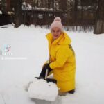 Karina Mishulina Instagram - ✔ И правда, ну какое может быть солнце Монако, когда у нас тут так много снега?🙈 ⠀ И его надо убирать! А труд - облагораживает человека! И хоть уборка снега, дело мужское, но я тоже решила немного облагородиться!😂 ⠀ А какой вид отдыха вы предпочитаете?