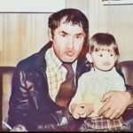 Karina Mishulina Instagram - ✔ 95 лет! ⠀ Сегодня у папы был бы юбилей. ⠀ Он никогда не справлял день рождения. Не любил. В этот день он либо работал, либо был дома. ⠀ Мама жарила его любимую картошечку с цыпленком-табака в чесночном соусе. Папа обожал в него макать мякиши хлеба, говорил, это напоминало детство. ⠀ Мы садились за стол, дарили ему клоунов, которых он с восторгом собирал и говорили, как сильно мы его любим. Он смущался и поднимал тост за нас с мамой. Не нравилось ему быть в центре внимания, зато наши с мамой дни рождения, всегда праздновал с размахом! И был счастлив! ⠀ В этом он весь, все для других, а себе ничего не надо. ⠀ Расскажу одну историю, хотя подобных было много, но эту, до сих пор не могу вспоминать без слез. ⠀ Папа шел домой из театра. Ранняя весна, холодно, сыро, у входа в метро лежал бомж. Папа не мог пройти мимо чужой беды и тут тоже остановился. ⠀ Спросил чем помочь, выяснилось, что от человека отказалась родня, вышвырнули его на улицу. ⠀ Папа протянул ему руку, привел домой, отмыл, устроил на работу, дворником, в наш дом. Человек получил комнатку, еду и заработок. И его жизнь наладилась! ⠀ Когда папы не стало, он пришел на похороны с огромным венком и сдерживая слезы, сказал, что единственный кто дал ему возможность жить дальше, это папа. ⠀ Такой он был, бескорыстно помогающий людям, добрый и любящий, честный и настоящий! ⠀ Как бы я хотела, хоть на миг, прижаться к тебе и обнять! Уже не обниму... ⠀ Спасибо родной за все! Ты самый лучший папа на свете! ⠀ А мы, твои девчонки, все так же сильно любим тебя, скучаем, «звоним в твой колокольчик и открываем окна настежь, чтобы ты мог влететь к каждому из нас!» Ты только прилетай почаще!
