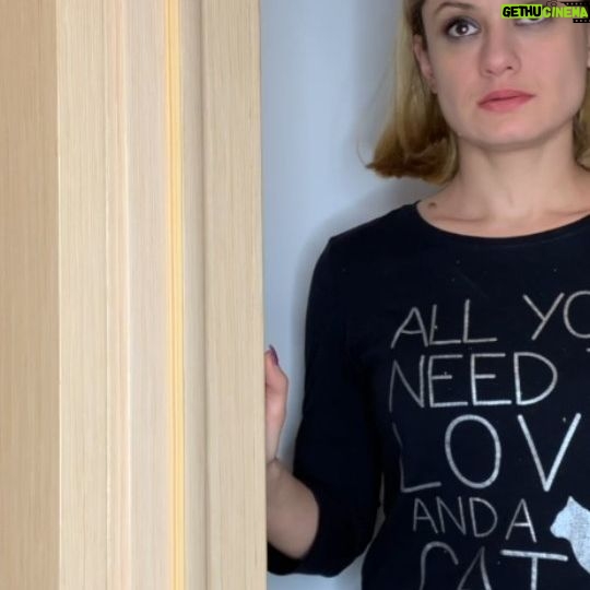 Karina Mishulina Instagram - Часто люди, в ущерб самим себе, не могут сказать "нет", соглашаются делать то, что им не хочется. Это может касаться работы, дружбы или личных отношений. ⠀ И порой те, кому они не смогли отказать, начинают пользоваться этим, садятся на шею и начинают использовать человека по полной! ⠀ Так как же найти эту грань и перестать делать то, что не хочется? ⠀ Честно скажу, я сама страдаю неумением отказывать, но усиленно работаю над собой. Я понимаю, что любое наше проявление происходит не просто так. Это и неуверенность в себе, и страх кого -то обидеть, страх одиночества, видимо...🤷♀️ ⠀ Но ведь мы у себя одни и жизнь одна! Так почему же мы часто задвигаем сами себя? Все должно приносить радость и удовольствие и нельзя делать то, что прям совсем не хочется, в угоду кому-то! А, как говорит одна известная певица, "наши люди всегда будут с нами" и всегда поймут наш отказ. ⠀ Мы решили проиграть подобную ситуацию и наглядно увидеть к чему она может привести... ⠀ А всем хочется пожелать, всегда слушать только свою интуицию! ⠀ А вы умеете говорить нет?⬇️ ⠀ Были ли какие-то ситуации, когда вы что-то делали в ущерб себе?⬇️⬇️⬇️ ⠀ #instagood #актрисы #кастинг #пробы #кино #психология #отношения #продюсер #инставидео #ролик #социальныйролик #топ #интересное #натальябичан #каринамишулина