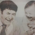 Karina Mishulina Instagram - ✔ 95 лет! ⠀ Сегодня у папы был бы юбилей. ⠀ Он никогда не справлял день рождения. Не любил. В этот день он либо работал, либо был дома. ⠀ Мама жарила его любимую картошечку с цыпленком-табака в чесночном соусе. Папа обожал в него макать мякиши хлеба, говорил, это напоминало детство. ⠀ Мы садились за стол, дарили ему клоунов, которых он с восторгом собирал и говорили, как сильно мы его любим. Он смущался и поднимал тост за нас с мамой. Не нравилось ему быть в центре внимания, зато наши с мамой дни рождения, всегда праздновал с размахом! И был счастлив! ⠀ В этом он весь, все для других, а себе ничего не надо. ⠀ Расскажу одну историю, хотя подобных было много, но эту, до сих пор не могу вспоминать без слез. ⠀ Папа шел домой из театра. Ранняя весна, холодно, сыро, у входа в метро лежал бомж. Папа не мог пройти мимо чужой беды и тут тоже остановился. ⠀ Спросил чем помочь, выяснилось, что от человека отказалась родня, вышвырнули его на улицу. ⠀ Папа протянул ему руку, привел домой, отмыл, устроил на работу, дворником, в наш дом. Человек получил комнатку, еду и заработок. И его жизнь наладилась! ⠀ Когда папы не стало, он пришел на похороны с огромным венком и сдерживая слезы, сказал, что единственный кто дал ему возможность жить дальше, это папа. ⠀ Такой он был, бескорыстно помогающий людям, добрый и любящий, честный и настоящий! ⠀ Как бы я хотела, хоть на миг, прижаться к тебе и обнять! Уже не обниму... ⠀ Спасибо родной за все! Ты самый лучший папа на свете! ⠀ А мы, твои девчонки, все так же сильно любим тебя, скучаем, «звоним в твой колокольчик и открываем окна настежь, чтобы ты мог влететь к каждому из нас!» Ты только прилетай почаще!