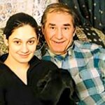 Karina Mishulina Instagram - ✔ 95 лет! ⠀ Сегодня у папы был бы юбилей. ⠀ Он никогда не справлял день рождения. Не любил. В этот день он либо работал, либо был дома. ⠀ Мама жарила его любимую картошечку с цыпленком-табака в чесночном соусе. Папа обожал в него макать мякиши хлеба, говорил, это напоминало детство. ⠀ Мы садились за стол, дарили ему клоунов, которых он с восторгом собирал и говорили, как сильно мы его любим. Он смущался и поднимал тост за нас с мамой. Не нравилось ему быть в центре внимания, зато наши с мамой дни рождения, всегда праздновал с размахом! И был счастлив! ⠀ В этом он весь, все для других, а себе ничего не надо. ⠀ Расскажу одну историю, хотя подобных было много, но эту, до сих пор не могу вспоминать без слез. ⠀ Папа шел домой из театра. Ранняя весна, холодно, сыро, у входа в метро лежал бомж. Папа не мог пройти мимо чужой беды и тут тоже остановился. ⠀ Спросил чем помочь, выяснилось, что от человека отказалась родня, вышвырнули его на улицу. ⠀ Папа протянул ему руку, привел домой, отмыл, устроил на работу, дворником, в наш дом. Человек получил комнатку, еду и заработок. И его жизнь наладилась! ⠀ Когда папы не стало, он пришел на похороны с огромным венком и сдерживая слезы, сказал, что единственный кто дал ему возможность жить дальше, это папа. ⠀ Такой он был, бескорыстно помогающий людям, добрый и любящий, честный и настоящий! ⠀ Как бы я хотела, хоть на миг, прижаться к тебе и обнять! Уже не обниму... ⠀ Спасибо родной за все! Ты самый лучший папа на свете! ⠀ А мы, твои девчонки, все так же сильно любим тебя, скучаем, «звоним в твой колокольчик и открываем окна настежь, чтобы ты мог влететь к каждому из нас!» Ты только прилетай почаще!