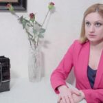 Karina Mishulina Instagram - ✔ Делить или не делить?🤔 ⠀ Ох уж эта тема наследства! Иногда очень болезненная и некрасивая! ⠀ Лично я не понимаю, когда после ухода человека, вдруг возникают взрослые люди, которые при жизни не общались с ушедшим, не поддерживали, не строили вместе быт, а тут они налетают и начинают что-то делить, особенно поражает когда подобное делают взрослые мужчины, порой, борющиеся с вдовами или детьми ушедшего и считающие, что они имеют право. В такие моменты хочется спросить: - «Вы кто и где вы были, когда человек жил, болел (например)», и. т.д. ⠀ Однажды, редакторы ТВ, мне сказали, что им кажется они нашли семью отца моего папы, которого папе так и не удалось узнать при жизни, сказали, что там солидное наследство и предложили поехать туда и все выяснить. ⠀ Я отказалась. Какое я право имею? Если при папиной жизни, не свершилось встречи и выяснения всего, то я точно не должна влезать в уклад и жизнь людей и уж тем более намекать на наследство, считаю просто стыдно! ⠀ Как-то я спросила папу, если бы ты нашел своего отца, чтобы ты сделал? - «Если б увидел, что у него семья, то не стал бы влезать, просто пересылал бы деньги, до востребования, а если он был бы одинок, то попробовал бы с ним найти контакт»; - «Пап! Он же тобой не интересовался, не искал, зачем бы ты высылал ему деньги?»; - «Он подарил мне жизнь и просто за это я бы его отблагодарил». ⠀ Но сегодня, увы, время таких как мой папа прошло, появились новые герои и почему-то всем они больше нравятся, беспринципные и считающие, что на все имеют право! ⠀ А вы как считаете, что все-таки важнее, совесть или закон?⬇️⬇️⬇️ ⠀ #instagood #инставидео #кино #пробы #наследство #актриса #жизнь #закон #совесть #социальныйролик #кастинг #образ #натальябичан #каринамишулина
