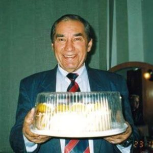 Karina Mishulina Instagram - ✔ 95 лет!
⠀
Сегодня у папы был бы юбилей.
⠀
Он никогда не справлял день рождения. Не любил.
В этот день он либо работал, либо был дома.
⠀
Мама жарила его любимую картошечку с цыпленком-табака в чесночном соусе. Папа обожал в него макать мякиши хлеба, говорил, это напоминало детство.
⠀
Мы садились за стол, дарили ему клоунов, которых он с восторгом собирал и говорили, как сильно мы его любим. Он смущался и поднимал тост за нас с мамой. Не нравилось ему быть в центре внимания, зато наши с мамой дни рождения, всегда праздновал с размахом! И был счастлив!
⠀
В этом он весь, все для других, а себе ничего не надо.
⠀
Расскажу одну историю, хотя подобных было много, но эту,  до сих пор не могу вспоминать без слез.
⠀
Папа шел домой из театра. Ранняя весна, холодно, сыро, у входа в метро лежал бомж.
Папа не мог пройти мимо чужой беды и тут тоже остановился.
⠀
Спросил чем помочь, выяснилось, что от человека отказалась родня, вышвырнули его на улицу.
⠀
Папа протянул ему руку, привел домой, отмыл, устроил на работу, дворником, в наш дом. Человек получил комнатку, еду и заработок. И его жизнь наладилась!
⠀
Когда папы не стало, он пришел на похороны с огромным венком и сдерживая слезы, сказал, что единственный кто дал ему возможность жить дальше, это папа.
⠀
Такой он был, бескорыстно помогающий людям, добрый и любящий, честный и настоящий!
⠀
Как бы я хотела, хоть на миг, прижаться к тебе и обнять! Уже не обниму...
⠀
Спасибо родной за все! Ты самый лучший папа на свете!
⠀
А мы, твои девчонки, все так же сильно любим тебя, скучаем, «звоним в твой колокольчик и открываем окна настежь, чтобы ты мог влететь к каждому из нас!»
Ты только прилетай почаще!