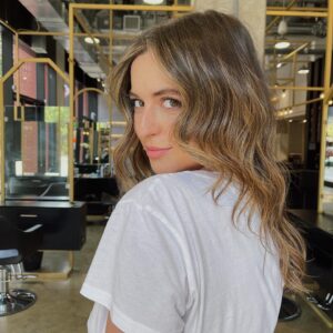 Karine St-Michel Instagram - « t’es pu brune, t’es pas blonde, t’es rendu bronde ✨ »
- @ericchairstylist 
#newhair
