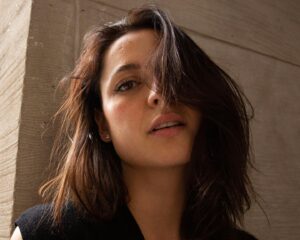 Karine St-Michel Instagram - J’étais fan de @sarahlaroche avant même qu’elle sache que j’existe. 
Je suis tellement reconnaissante d’avoir été un peu folle et lui avoir écrit minimum 92 messages sur Instagram pour lui demander de me shooter en 2019 et en 2020, jusqu’à ce qu’elle accepte finalemeeeeennnnnntttt. 🎉
J’étais fan en 2019. Je suis encore plus fan en 2023. Je serai encore PLUS fan en 2030. 
P.s. c’est ma @sarahlaroche qui a pris ces photos. 📷