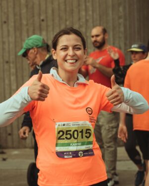Karine St-Michel Instagram - Mon 3e demi-marathon, le 2e que je fais au complet. 
21.1km en 2h16m. Je suis méga fière. 🏆
Photo @julienseyer