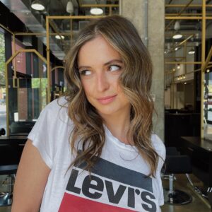 Karine St-Michel Instagram - « t’es pu brune, t’es pas blonde, t’es rendu bronde ✨ »
- @ericchairstylist 
#newhair