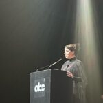Karine Teles Instagram - Registros da noite de ontem quando apresentei os prêmios da ABC para profissionais de montagem, som, direção de arte e direção de de fotografia, em curtas, clipes, publicidade, séries, longas documentais e ficção! Tanta gente talentosa e querida indicada! Um orgulho enorme da nossa indústria! Gracias @abcine pela honra e por confiar em mim para apresentar a premiação. Gracias @annavansteen pela maquiagem perfeita! O vestido “aura” eu mesma fiz… Ando querendo voltar a costurar. Registros de @laisvduarte e @van.essa.marques. Vídeo divertido de @starloop360 #apresentadoraoumc #atrizoumc #premioabc #vivaoaudiovisualbrasileiro
