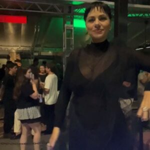 Karine Teles Instagram - Registros da noite de ontem quando apresentei os prêmios da ABC para profissionais de montagem, som, direção de arte e direção de de fotografia, em curtas, clipes, publicidade, séries, longas documentais e ficção! Tanta gente talentosa e querida indicada! Um orgulho enorme da nossa indústria! Gracias @abcine pela honra e por confiar em mim para apresentar a premiação. Gracias @annavansteen pela maquiagem perfeita! O vestido “aura”  eu mesma fiz… Ando querendo voltar a costurar. Registros de @laisvduarte e @van.essa.marques. Vídeo divertido de @starloop360 #apresentadoraoumc #atrizoumc #premioabc #vivaoaudiovisualbrasileiro