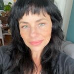 Karine Teles Instagram - Toda vez que eu vou no @fabiooliveirahair retocar a raiz do meu cabelo, saio de lá me sentindo pronta pra tudo. Hoje fiz fotos lá no salão e depois em casa após a bateção de perna inevitável que rola toda vez que saio na rua… De um lugar pra outro… Aquela coisinha que precisa comprar… Aquela passada na farmácia ou no mercado… Andar, andar, andar… ( Só que agora na real eu vou é sentar e estudar, porém com o cabelo belissimo ) #juba #selfie #regiatroouvaidade #biscoito #cabelosaudavel