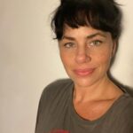 Karine Teles Instagram – “Ensaio fotográfico/selfies na luz boa” – pra registrar um sentimento. Foi ontem. Eu, meu camisetão e meu cabelo bagunçado. Boa sexta pra vocês. #workbitch #selfie #luzboafaztodadiferença