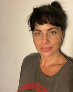 Karine Teles Instagram - “Ensaio fotográfico/selfies na luz boa” - pra registrar um sentimento. Foi ontem. Eu, meu camisetão e meu cabelo bagunçado. Boa sexta pra vocês. #workbitch #selfie #luzboafaztodadiferença