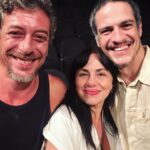 Karine Teles Instagram - O sol tá se manifestando. Explodindo alterações magnéticas que nos causam deslumbre visual e interferência nas ondas de rádio e internet. Ontem, numa dobra do tempo, fui ao teatro com meus colegas de faculdade e eu vi @fernandamontenegrooficial no palco, ao vivo, pela primeira vez na vida! Sim! Eu sei! Corrigi uma grande falha no meu caráter de atriz. Estar na cia de @mateusolanooficial e @ze_alex_arts foi mágico. Somos, além de colegas de faculdade, amigos! Sonhamos muito juntos - nos jardins da UNIRIO, nas salas de ensaio, nos palcos da escola onde fizemos vários espetáculos, ou nos assistimos uns aos outros, nas fextinhas, nos festivais de teatro, nos chopps… São mais de duas décadas de amizade, porém há tempos não nos juntávamos os três! Faltou @acauasol pra completar a gangue. Foi enorme ver Fernanda em cena, lendo Simone de Beauvoir e dando substância a cada palavra lida, se comunicando com força sobre o que pode significar ser livre e a vontade de fazer desaparecer da terra a sede de poder e dominação (as ilusões mais tóxicas da humanidade). Era uma leitura, mas era também bastante teatro! A plateia toda viva e atenta compartilhando emoções! Depois, na cia de @paulabraunoficial (que já tinha assistido o espetáculo em outra ocasião) falamos de nossos filhos e sonhamos mais! Que noite! Amo vocês, amigos! Viva Fernanda Montenegro e viva o TEATRO!!! (Que saudade de estar num palco onde se vive sem tempos mortos) #teatro #fernandamontenegro #simonedebeauvoir #fightthepower #amigos #unirio
