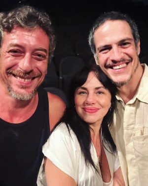 Karine Teles Instagram - O sol tá se manifestando. Explodindo alterações magnéticas que nos causam deslumbre visual e interferência nas ondas de rádio e internet. Ontem, numa dobra do tempo, fui ao teatro com meus colegas de faculdade e eu vi @fernandamontenegrooficial no palco, ao vivo, pela primeira vez na vida! Sim! Eu sei! Corrigi uma grande falha no meu caráter de atriz. Estar na cia de @mateusolanooficial e @ze_alex_arts foi mágico. Somos, além de colegas de faculdade, amigos! Sonhamos muito juntos - nos jardins da UNIRIO, nas salas de ensaio, nos palcos da escola onde fizemos vários espetáculos, ou nos assistimos uns aos outros, nas fextinhas, nos festivais de teatro, nos chopps… São mais de duas décadas de amizade, porém há tempos não nos juntávamos os três! Faltou @acauasol pra completar a gangue. Foi enorme ver Fernanda em cena, lendo Simone de Beauvoir e dando substância a cada palavra lida, se comunicando com força sobre o que pode significar ser livre e a vontade de fazer desaparecer da terra a sede de poder e dominação (as ilusões mais tóxicas da humanidade). Era uma leitura, mas era também bastante teatro! A plateia toda viva e atenta compartilhando emoções! Depois, na cia de @paulabraunoficial (que já tinha assistido o espetáculo em outra ocasião) falamos de nossos filhos e sonhamos mais! Que noite! Amo vocês, amigos! Viva Fernanda Montenegro e viva o TEATRO!!! (Que saudade de estar num palco onde se vive sem tempos mortos) #teatro #fernandamontenegro #simonedebeauvoir #fightthepower #amigos #unirio