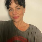 Karine Teles Instagram – “Ensaio fotográfico/selfies na luz boa” – pra registrar um sentimento. Foi ontem. Eu, meu camisetão e meu cabelo bagunçado. Boa sexta pra vocês. #workbitch #selfie #luzboafaztodadiferença