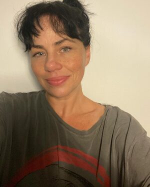 Karine Teles Instagram - “Ensaio fotográfico/selfies na luz boa” - pra registrar um sentimento. Foi ontem. Eu, meu camisetão e meu cabelo bagunçado. Boa sexta pra vocês. #workbitch #selfie #luzboafaztodadiferença