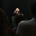 Karine Teles Instagram - O sol tá se manifestando. Explodindo alterações magnéticas que nos causam deslumbre visual e interferência nas ondas de rádio e internet. Ontem, numa dobra do tempo, fui ao teatro com meus colegas de faculdade e eu vi @fernandamontenegrooficial no palco, ao vivo, pela primeira vez na vida! Sim! Eu sei! Corrigi uma grande falha no meu caráter de atriz. Estar na cia de @mateusolanooficial e @ze_alex_arts foi mágico. Somos, além de colegas de faculdade, amigos! Sonhamos muito juntos - nos jardins da UNIRIO, nas salas de ensaio, nos palcos da escola onde fizemos vários espetáculos, ou nos assistimos uns aos outros, nas fextinhas, nos festivais de teatro, nos chopps… São mais de duas décadas de amizade, porém há tempos não nos juntávamos os três! Faltou @acauasol pra completar a gangue. Foi enorme ver Fernanda em cena, lendo Simone de Beauvoir e dando substância a cada palavra lida, se comunicando com força sobre o que pode significar ser livre e a vontade de fazer desaparecer da terra a sede de poder e dominação (as ilusões mais tóxicas da humanidade). Era uma leitura, mas era também bastante teatro! A plateia toda viva e atenta compartilhando emoções! Depois, na cia de @paulabraunoficial (que já tinha assistido o espetáculo em outra ocasião) falamos de nossos filhos e sonhamos mais! Que noite! Amo vocês, amigos! Viva Fernanda Montenegro e viva o TEATRO!!! (Que saudade de estar num palco onde se vive sem tempos mortos) #teatro #fernandamontenegro #simonedebeauvoir #fightthepower #amigos #unirio